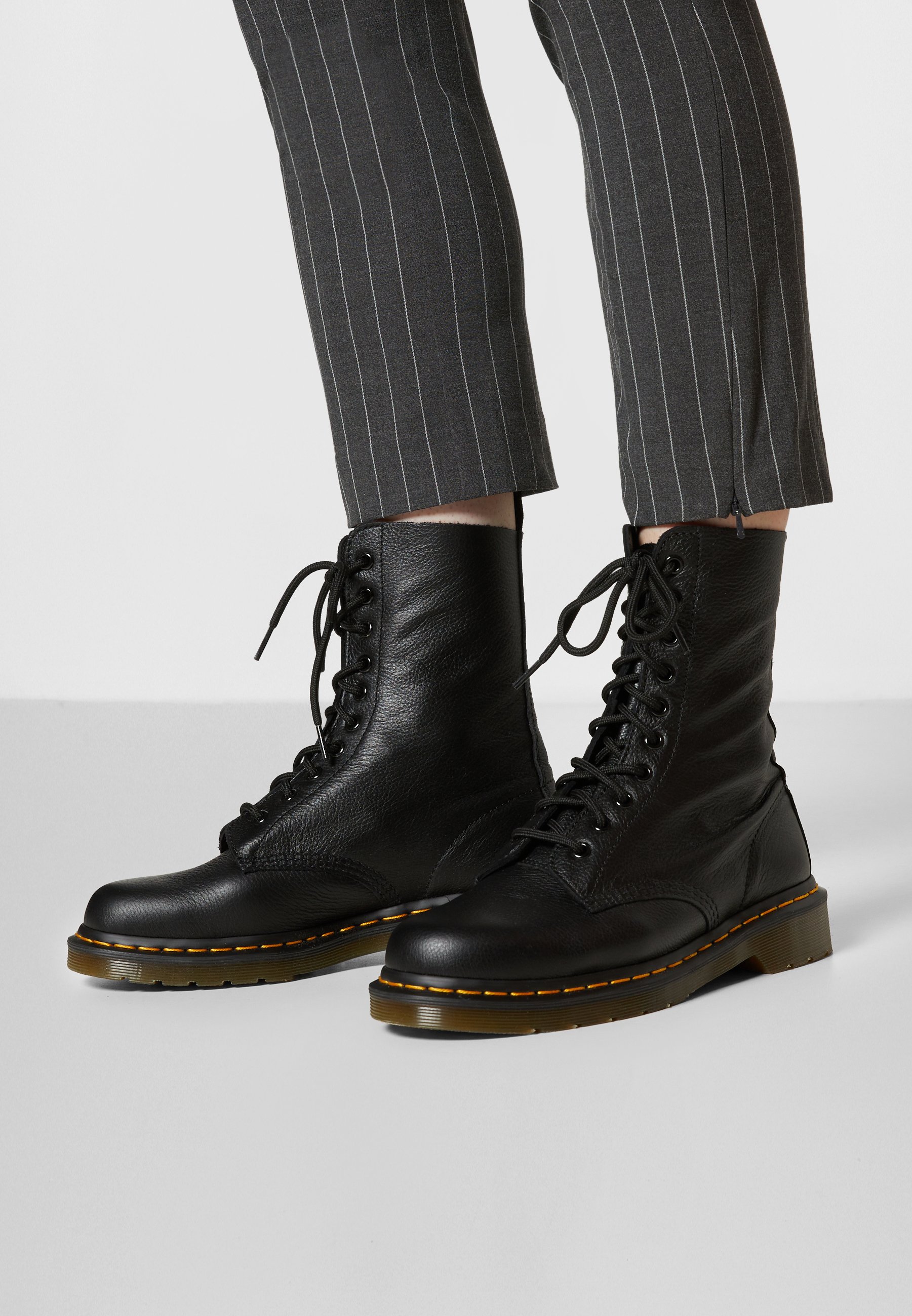 Sorte Dr.martens Norge 1490 10 Eye Virginia Ankelstøvletter Med Snøre